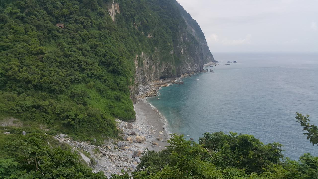五葉松民宿-電梯民宿 近慈濟中小學及慈科大及人社院 Hualien Eksteriør bilde